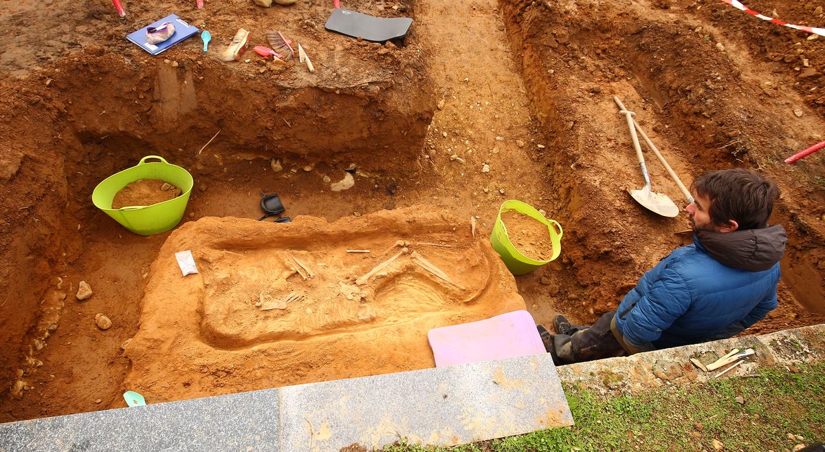 El colectivo Sputnik Labrego exhuma los cuerpos de dos represaliados de la guerra civil en el cementerio de Fuentesnuevas.