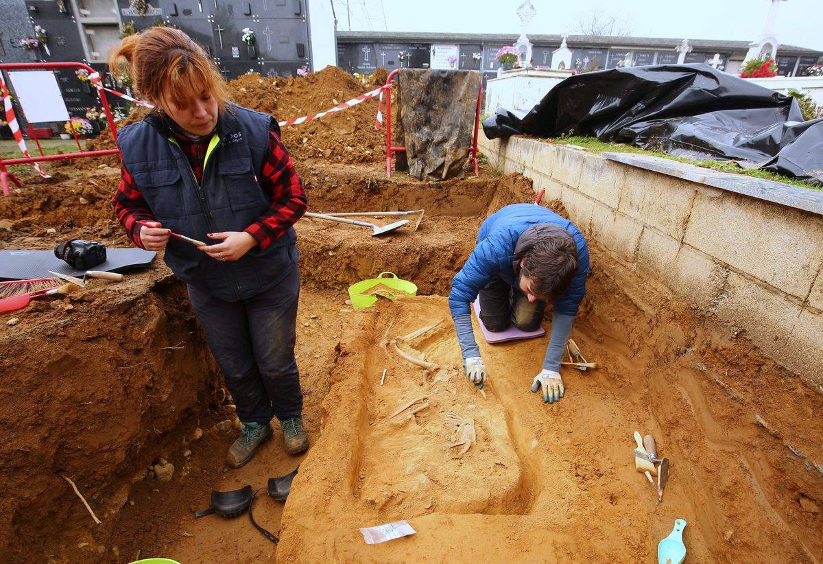 El colectivo Sputnik Labrego exhuma los cuerpos de dos represaliados de la guerra civil en el cementerio de Fuentesnuevas.