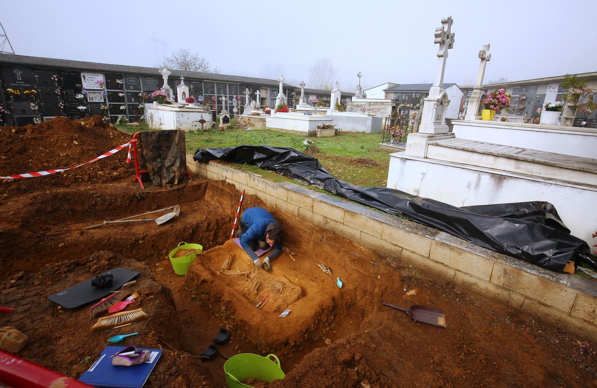 El colectivo Sputnik Labrego exhuma los cuerpos de dos represaliados de la guerra civil en el cementerio de Fuentesnuevas.