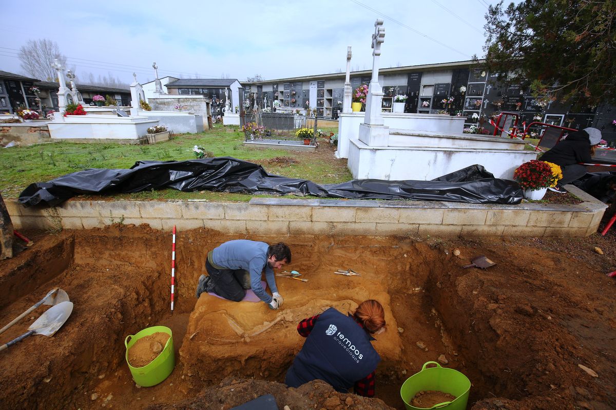 El colectivo Sputnik Labrego exhuma los cuerpos de dos represaliados de la guerra civil en el cementerio de Fuentesnuevas.