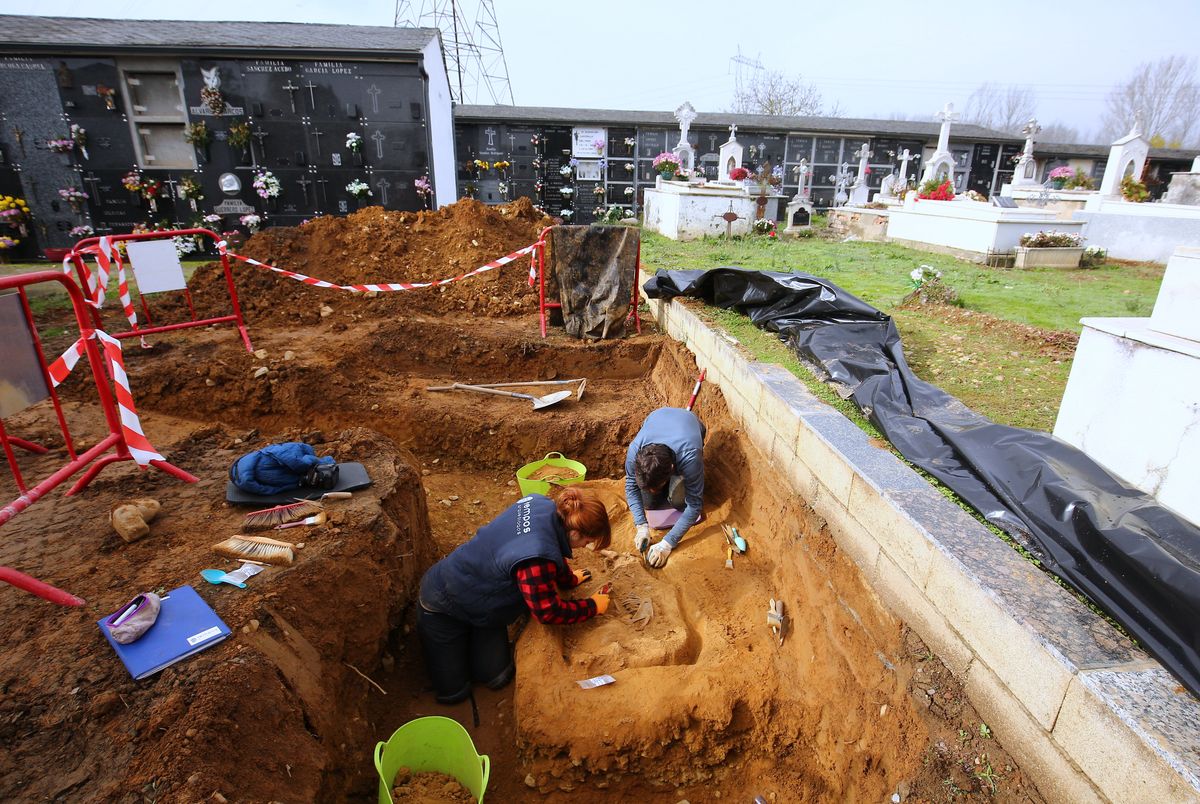 El colectivo Sputnik Labrego exhuma los cuerpos de dos represaliados de la guerra civil en el cementerio de Fuentesnuevas.