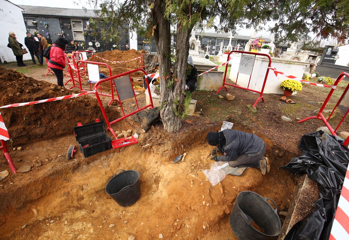 El colectivo Sputnik Labrego exhuma los cuerpos de dos represaliados de la guerra civil en el cementerio de Fuentesnuevas.