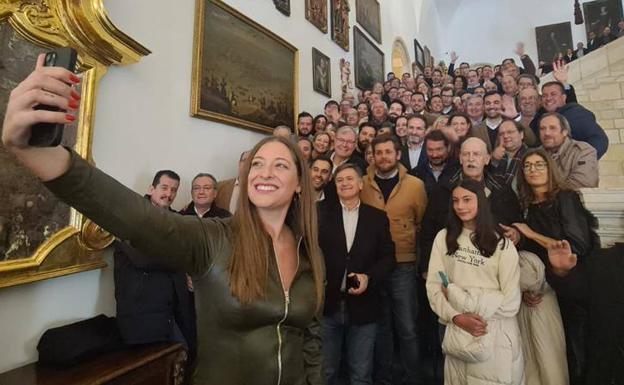 Ester Muñoz se fotografía con el resto de cargos orgánicos del PP de León tras tomar posesión como presidenta.