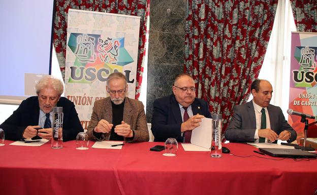 El consejero de Sanidad, Alejandro Vázquez, con el presidente del sindicato de veterinarios de León, Manuel Martínez y Agustín Álvarez Nogal, exdirector general de Salud Pública y de Producciones Agropecuarias y Desarrollo Rural de la Junta.