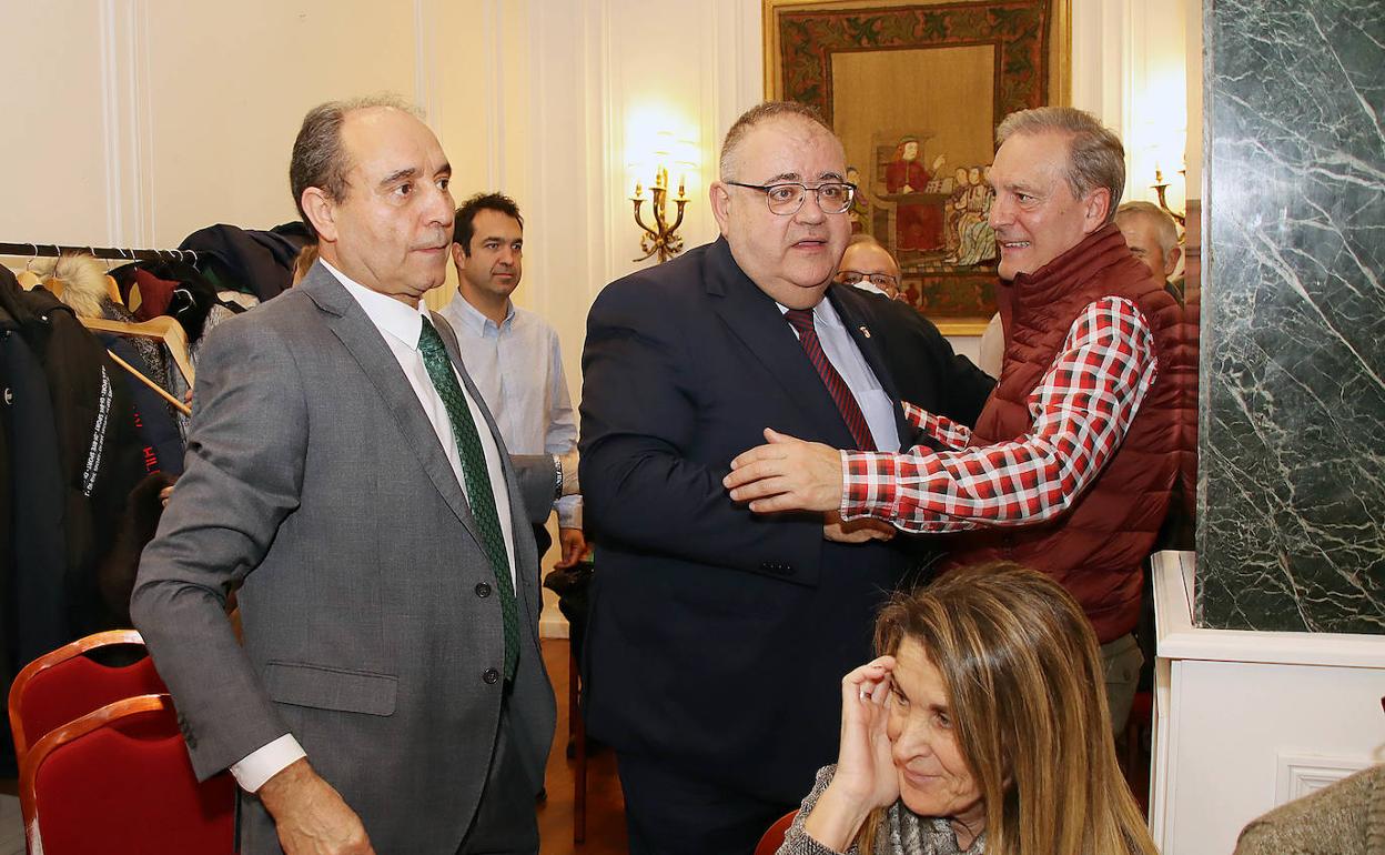 El consejero de Sanidad, Alejandro Vázquez, en el centro de la imagen.