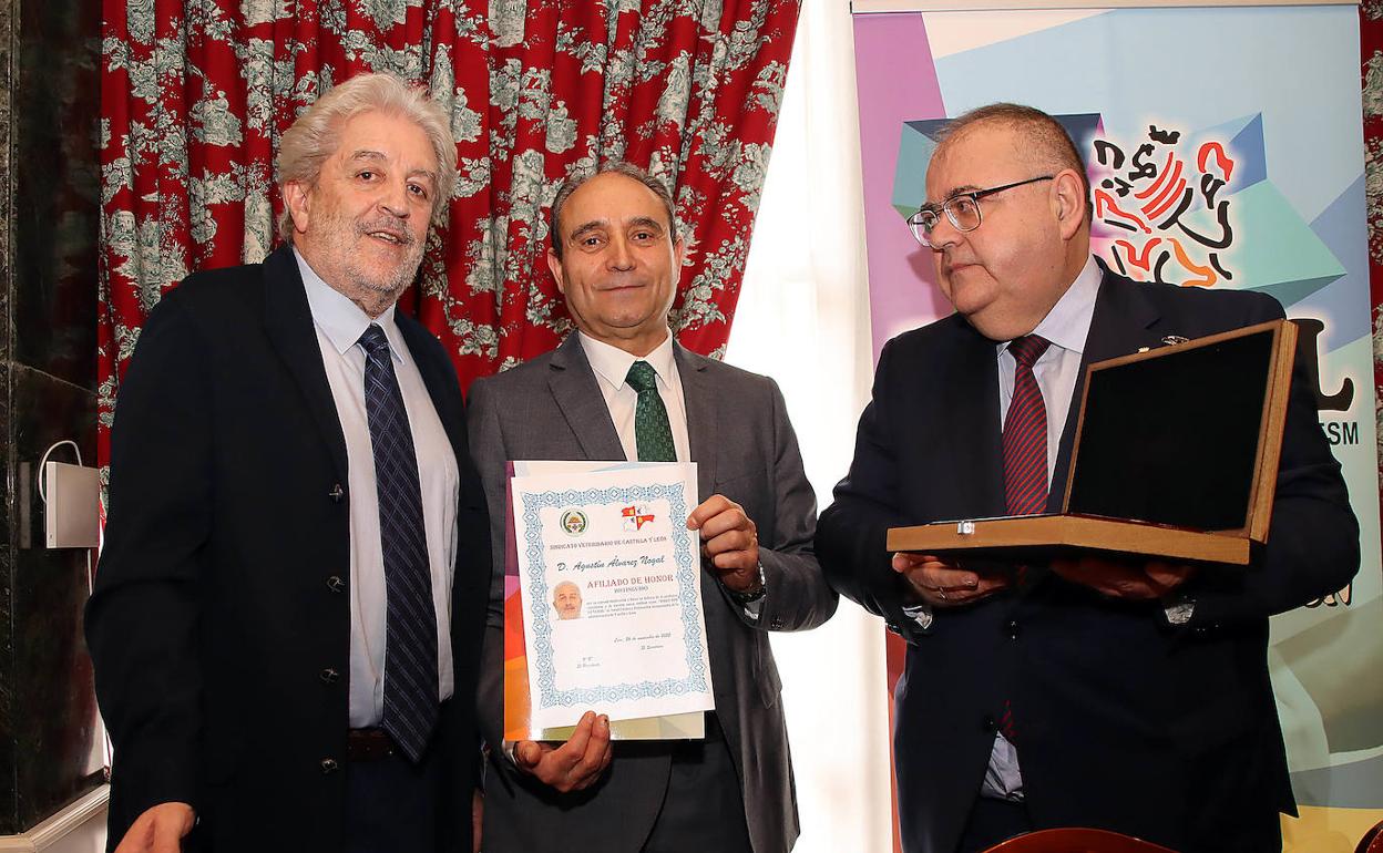 El consejero de Sanidad, Alejandro Vázquez, con el presidente del sindicato de veterinarios de León, Manuel Martínez y Agustín Álvarez Nogal, exdirector general de Salud Pública y de Producciones Agropecuarias y Desarrollo Rural de la Junta.