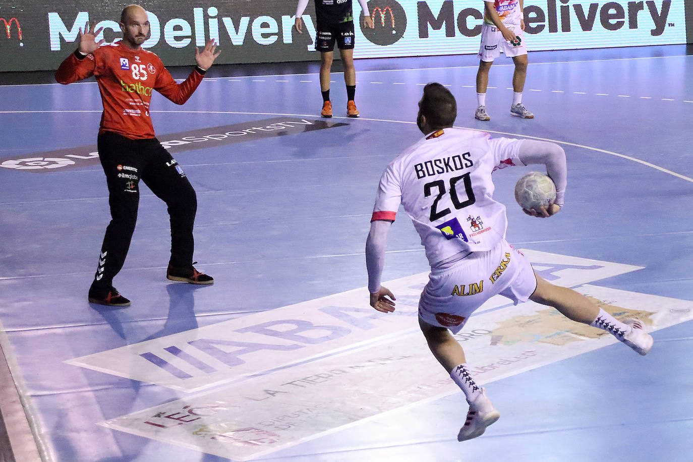 El conjunto leonés fue superado por el Torrelavega en el Palacio de los Deportes.