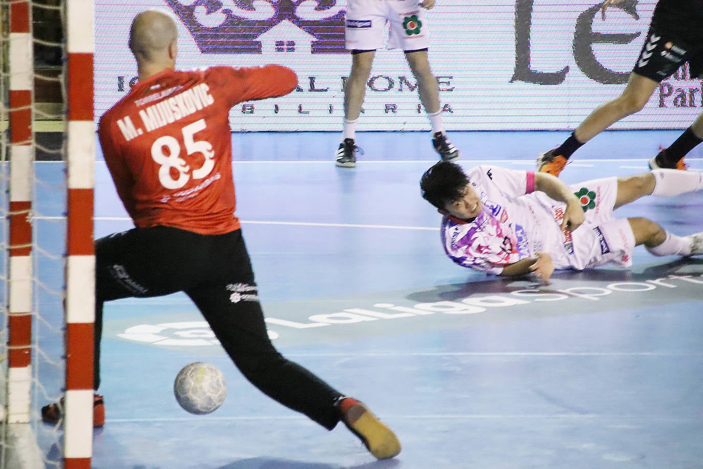 El conjunto leonés fue superado por el Torrelavega en el Palacio de los Deportes.