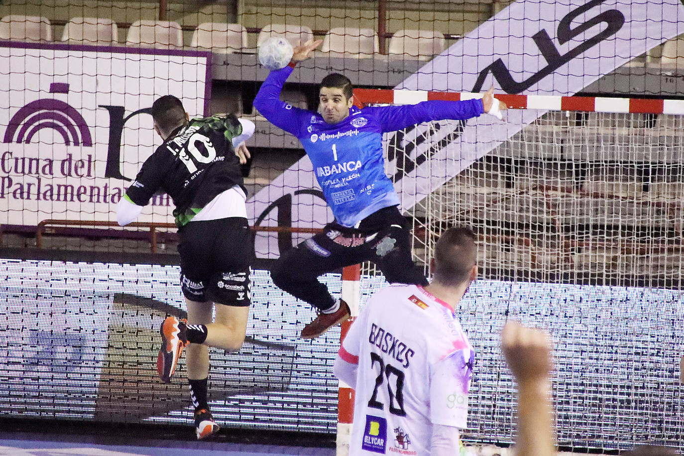 El conjunto leonés fue superado por el Torrelavega en el Palacio de los Deportes.