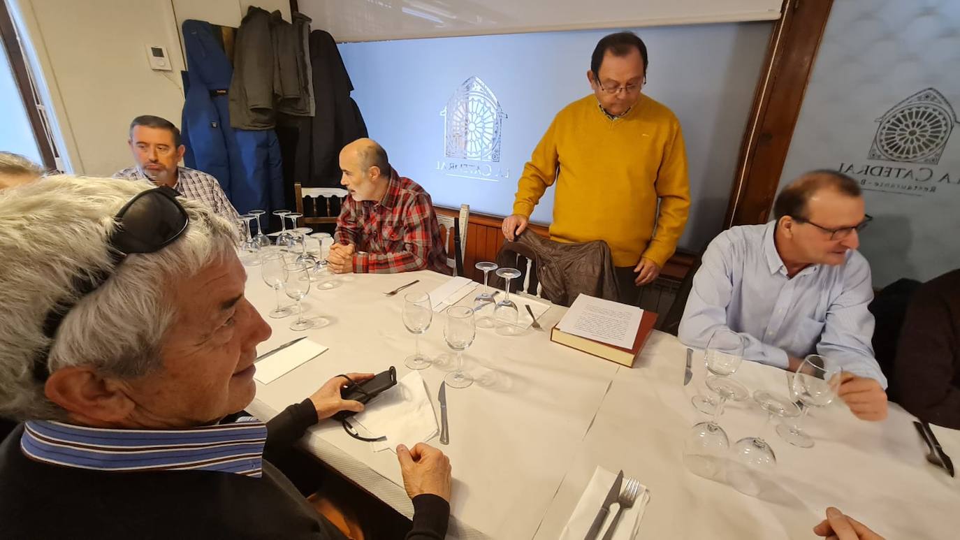 Los Veteranos de la Prensa Deportiva de León rinden homenaje al histórico Gerardo.