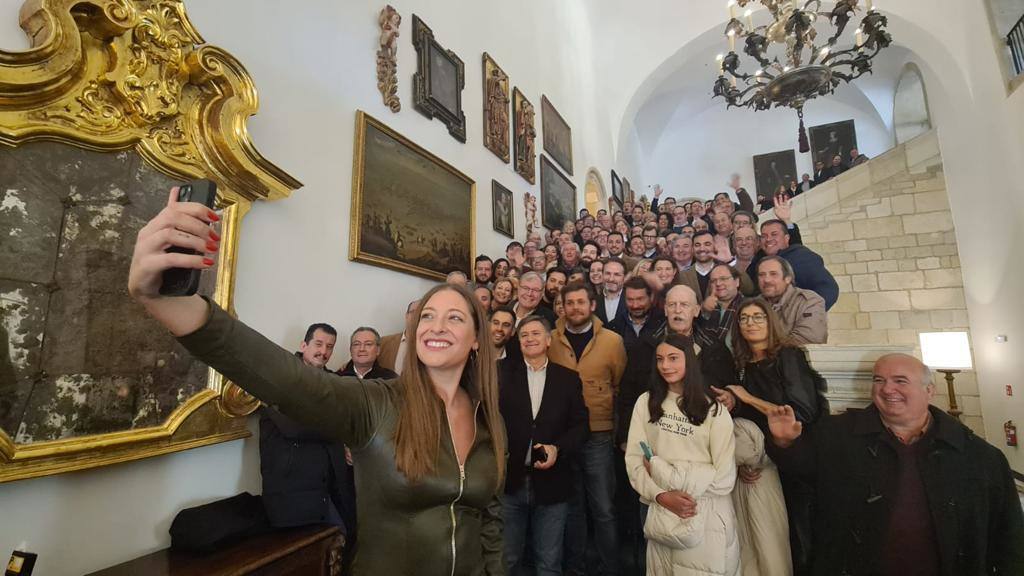 Ester Muñoz llega a la presidencia tras la dimisión de Javier Santiago Vélez por los audios que demostrarían su implicación en un irregular proceso de primarias.