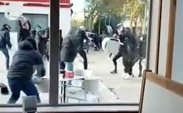 Vista desde un bar de la pelea entre aficionados del Real Zaragoza y del Burgos.