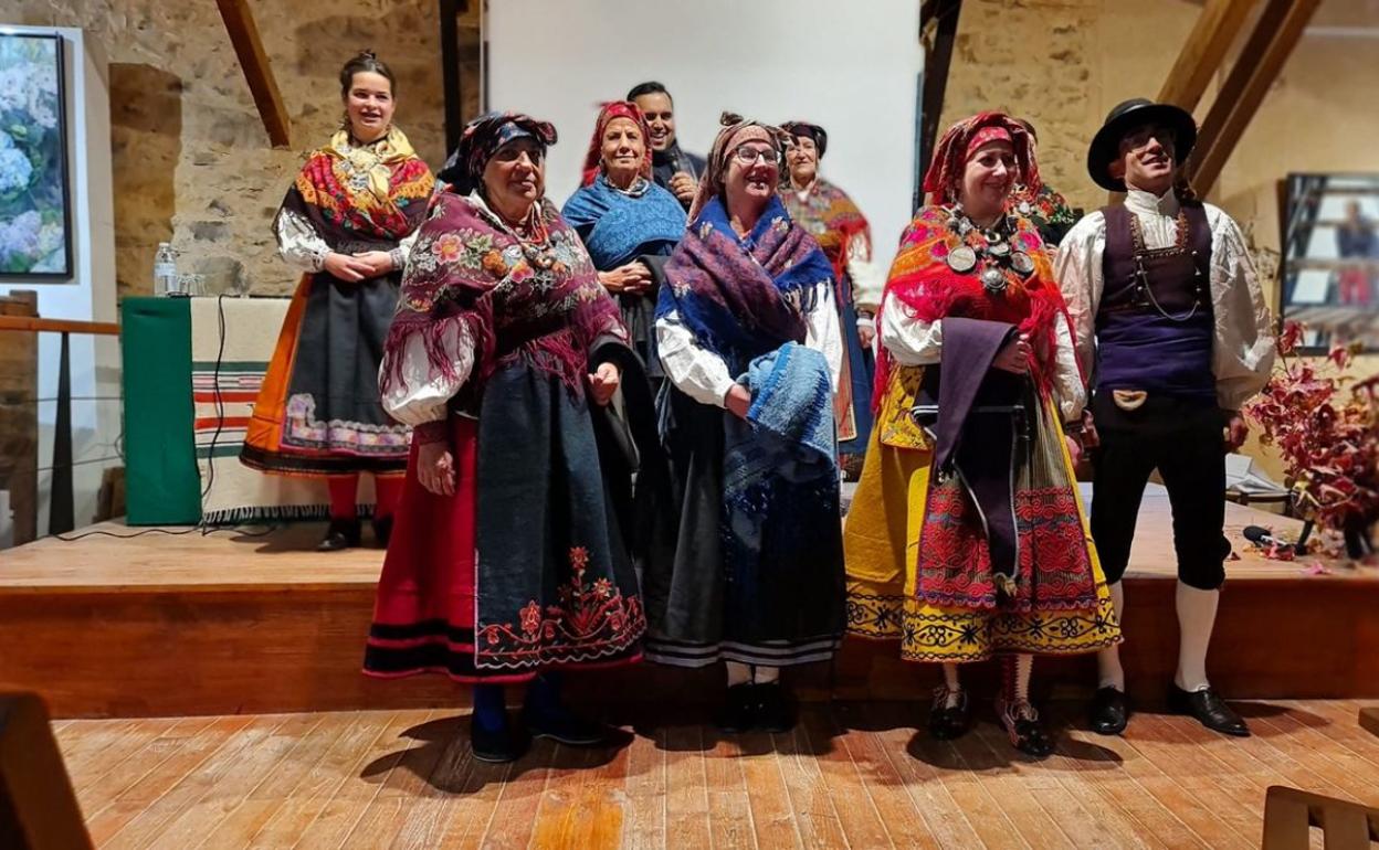 Participantes del taller de indumentaria y joyería en el Museo Textil de Val de San Lorenzo.