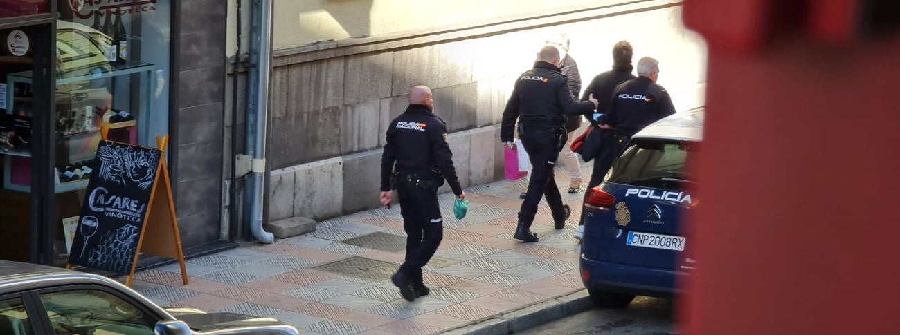 'Cazado' en plena calle tras robar en diferentes establecimientos de la capital. Efectivos de la Policía Nacional de León detienen en la calle República Argentina a un hombre acusado de diferentes robos. 