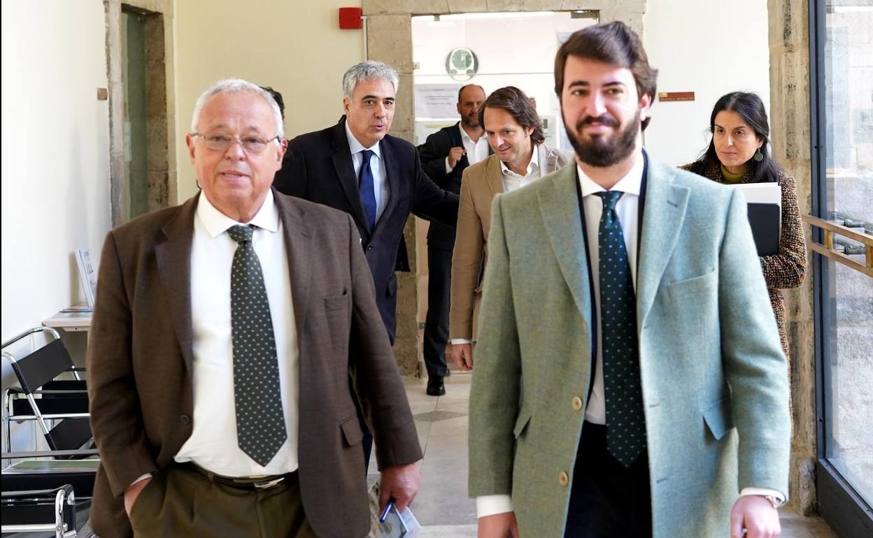 El vicepresidente de la Junta, Juan García-Gallardo, presenta el inventario de monasterios y conventos con algún tipo de protección patrimonial en Castilla y León junto al consejero de Cultura Gonzalo Santonja.