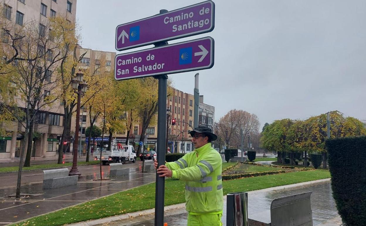 Señalética del Camino de Santiago en la plaza de San Marcos.