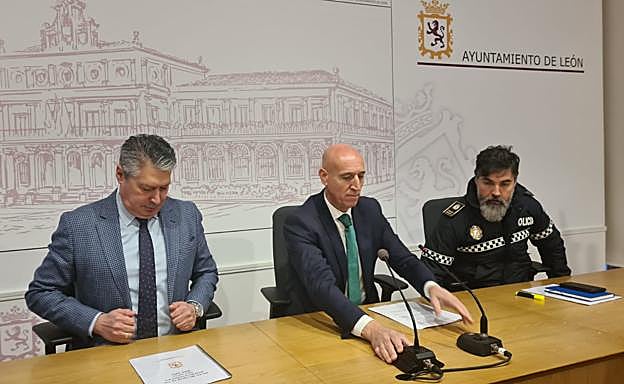 El concejal de Medio Ambiente, Luis Miguel García Copete; el alcalde de León, José Antonio Diez; y el intendente jefe de la Policía Local, Miguel Ángel Pellitero, presentan el Plan de Prevención ante Nevadas del Ayuntamiento de León.