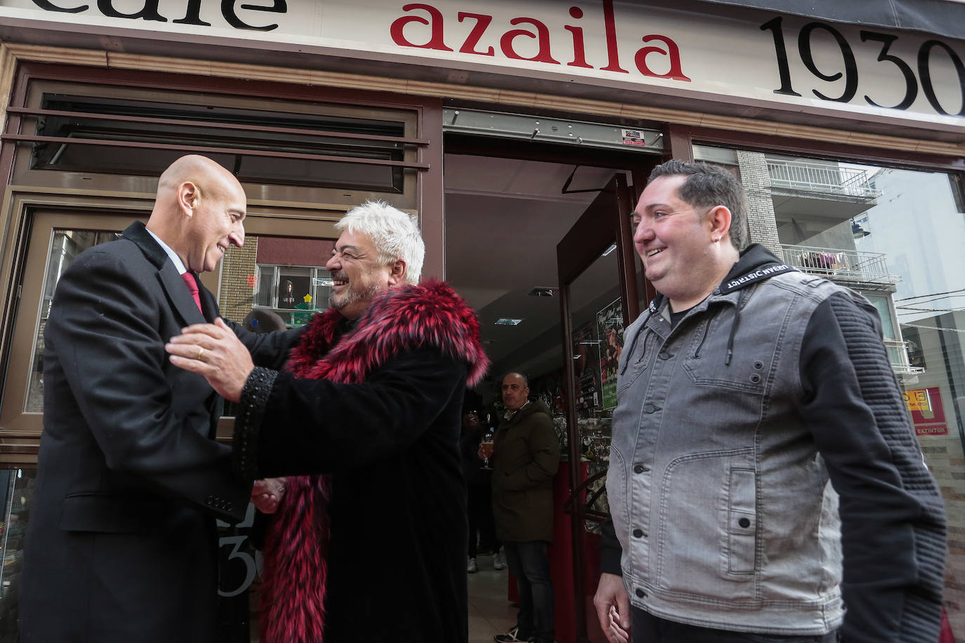 El alcalde de León, José Antonio Diez, el bailaor Antonio Canales y el humorista Ángel Manuel de Vega asisten al encendido navideño del local Azaila 1930.