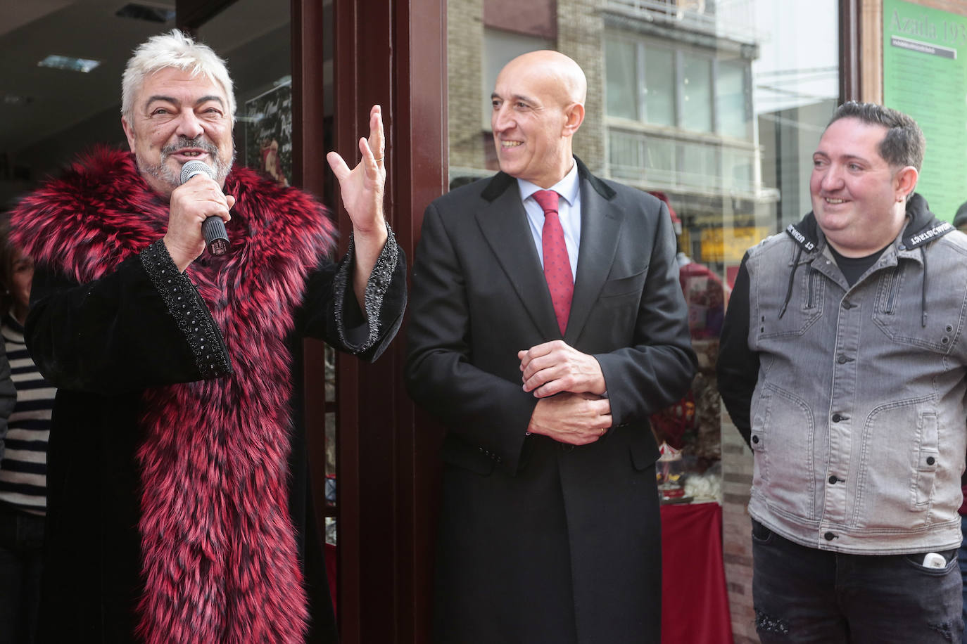 El alcalde de León, José Antonio Diez, el bailaor Antonio Canales y el humorista Ángel Manuel de Vega asisten al encendido navideño del local Azaila 1930.