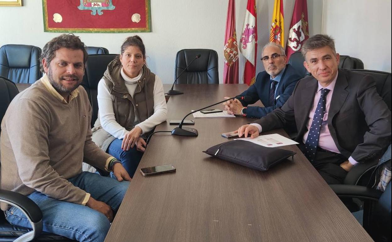 Encuentro entre la alcaldesa de Sahagún, Paula Conde, el senador del PP por León, Javier Santiago, y representantes de Renfe.