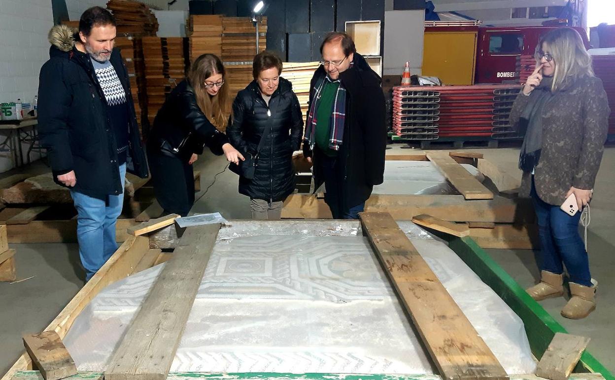 Ester Muñoz, Delegada Territorial de la Junta de Castilla y León, ha visitado esta tarde La Bañeza, acompañada por Amelia Biain, Jefa del Servicio Territorial de Cultura de la Junta en León.