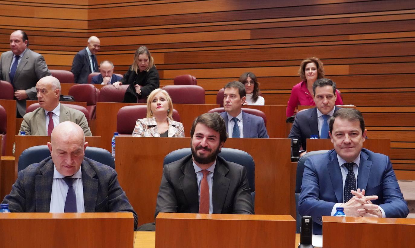 El presidente de la Junta de Castilla y León, Alfonso Fernández Mañueco, y el vicepresidente, Juan García-Gallardo, en el Pleno de las Cortes.