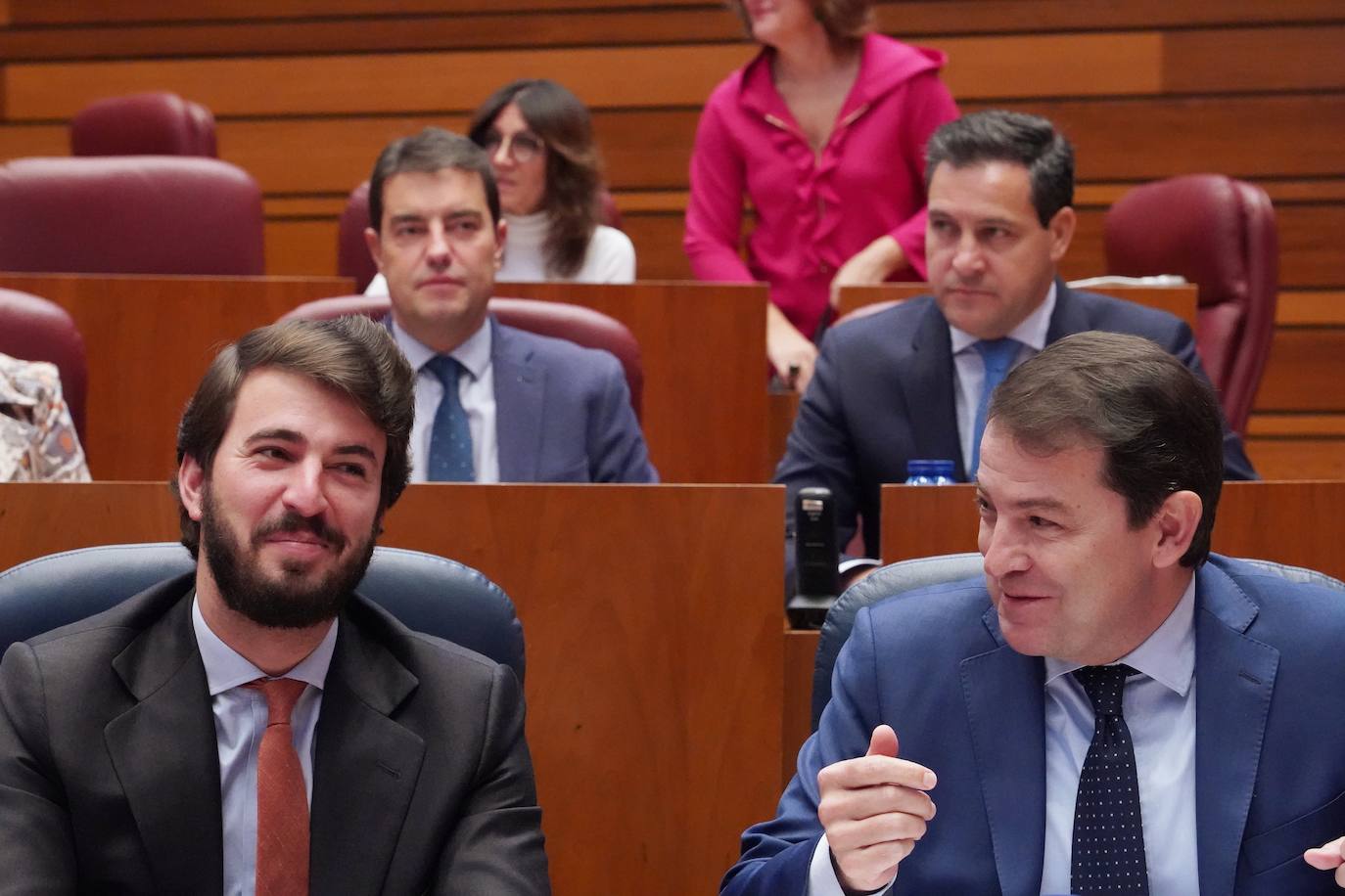 El presidente de la Junta de Castilla y León, Alfonso Fernández Mañueco, y el vicepresidente, Juan García-Gallardo, en el Pleno de las Cortes.