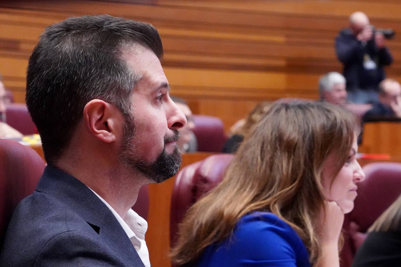 El presidente de la Junta de Castilla y León, Alfonso Fernández Mañueco, y el vicepresidente, Juan García-Gallardo, en el Pleno de las Cortes.