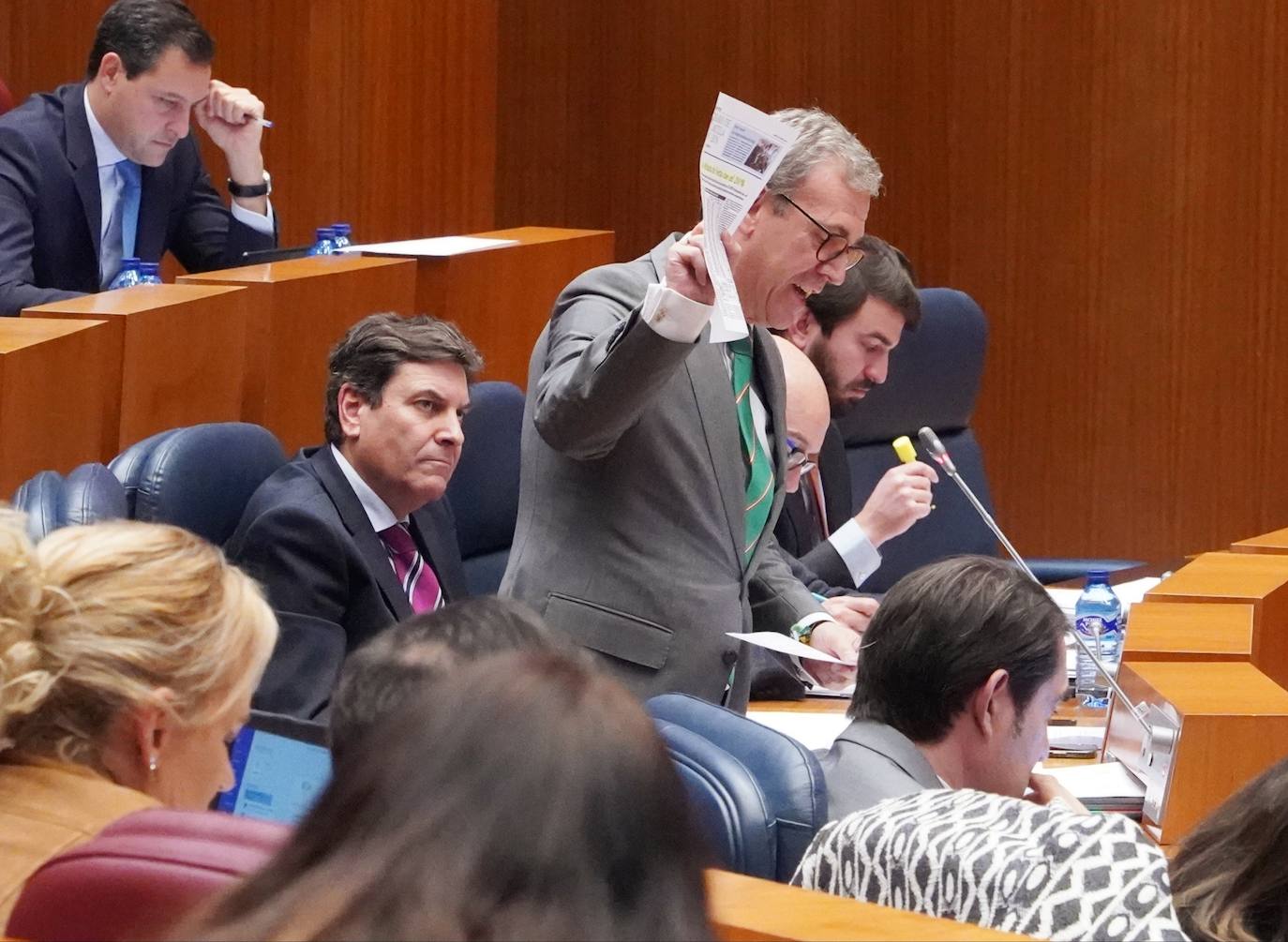 El presidente de la Junta de Castilla y León, Alfonso Fernández Mañueco, y el vicepresidente, Juan García-Gallardo, en el Pleno de las Cortes.