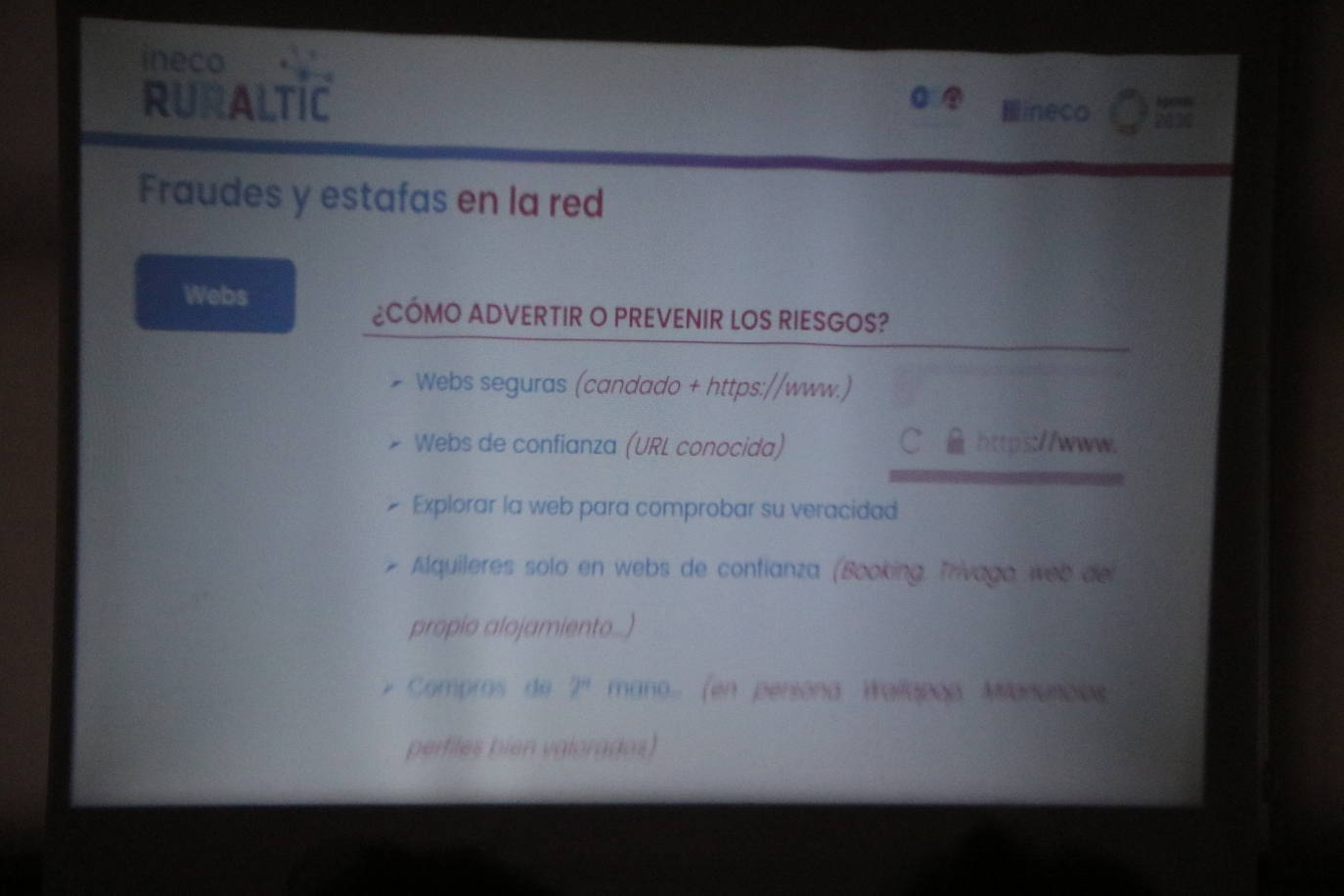 Voluntarios de Ineco se adhieren al programa RuralTIC en el que desarrollan su trabajo desde pueblos de la España Vaciada y dedican el 20% de su jornada a impartir talleres formativos y asesoramiento para frenar la brecha digital | Imanol García vive durante 15 días en Carrizo y ayuda a los vecinos a hacer un uso responsable y seguro de Internet.