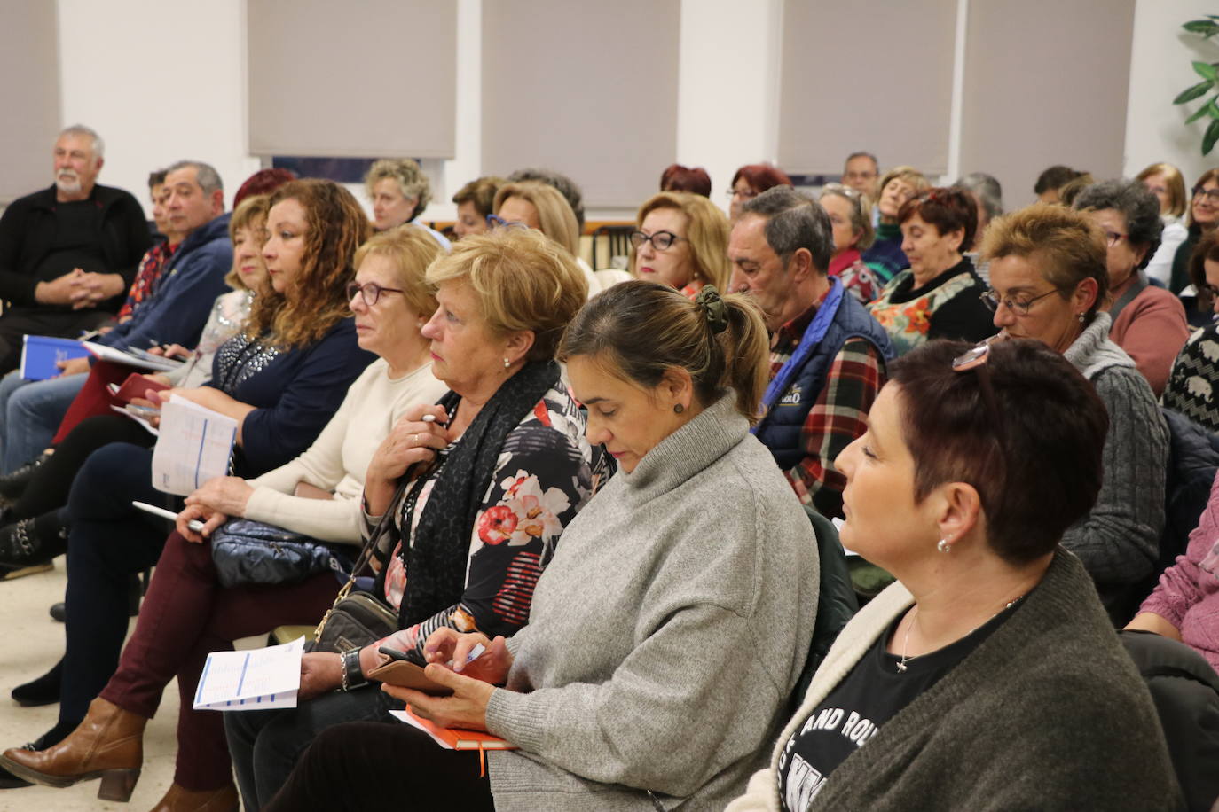 Voluntarios de Ineco se adhieren al programa RuralTIC en el que desarrollan su trabajo desde pueblos de la España Vaciada y dedican el 20% de su jornada a impartir talleres formativos y asesoramiento para frenar la brecha digital | Imanol García vive durante 15 días en Carrizo y ayuda a los vecinos a hacer un uso responsable y seguro de Internet.