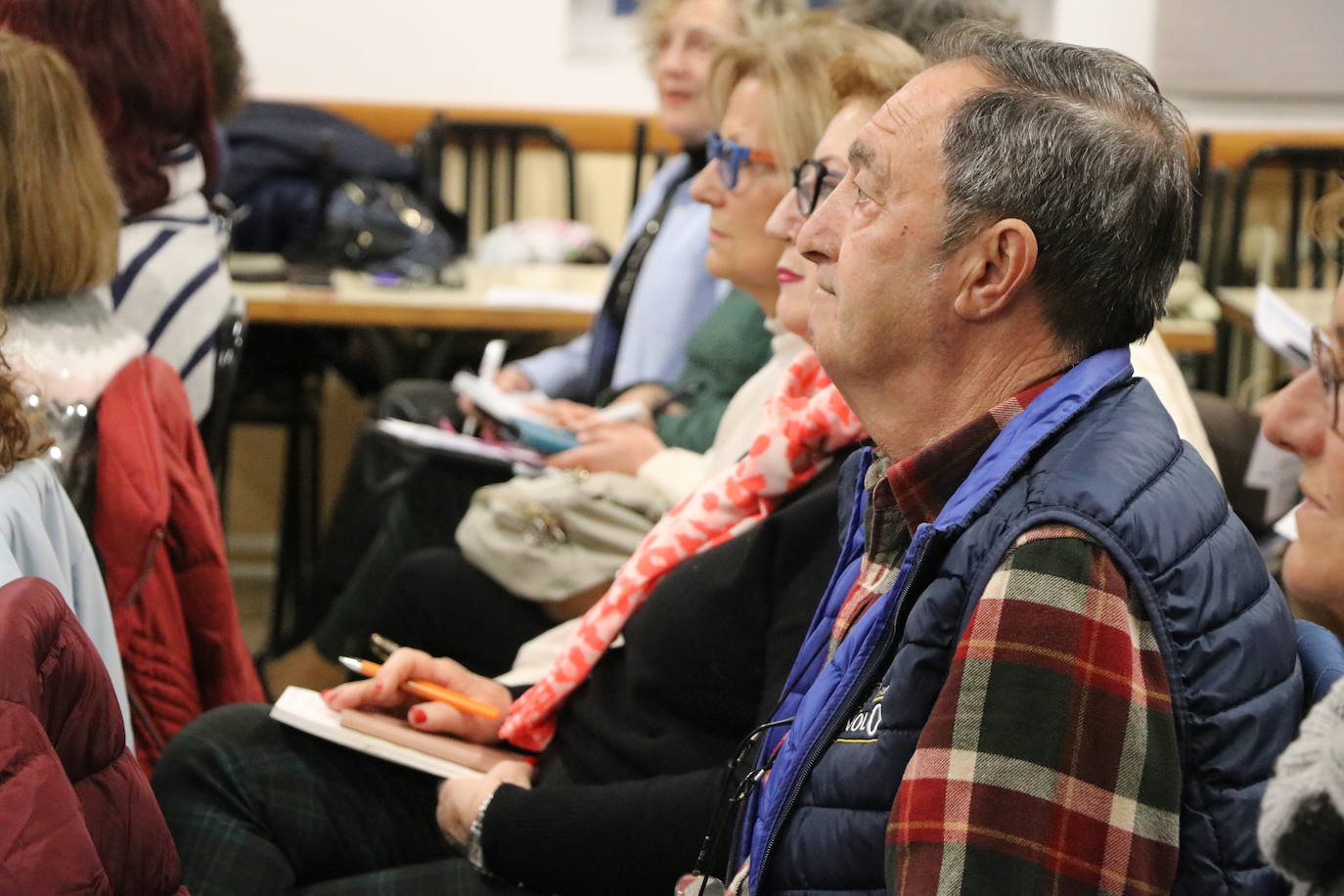 Voluntarios de Ineco se adhieren al programa RuralTIC en el que desarrollan su trabajo desde pueblos de la España Vaciada y dedican el 20% de su jornada a impartir talleres formativos y asesoramiento para frenar la brecha digital | Imanol García vive durante 15 días en Carrizo y ayuda a los vecinos a hacer un uso responsable y seguro de Internet.