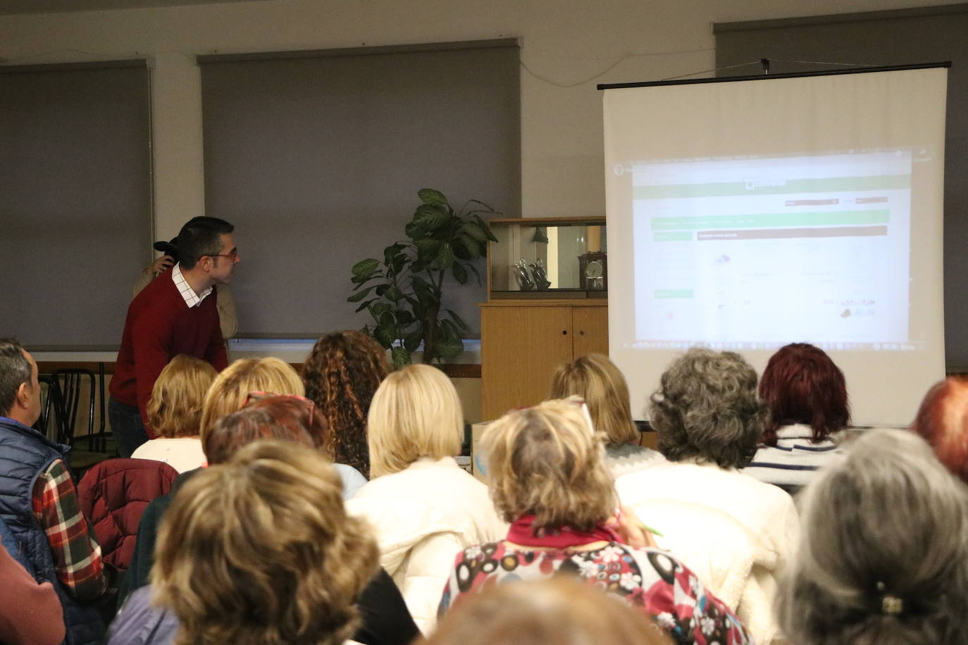 Voluntarios de Ineco se adhieren al programa RuralTIC en el que desarrollan su trabajo desde pueblos de la España Vaciada y dedican el 20% de su jornada a impartir talleres formativos y asesoramiento para frenar la brecha digital | Imanol García vive durante 15 días en Carrizo y ayuda a los vecinos a hacer un uso responsable y seguro de Internet.