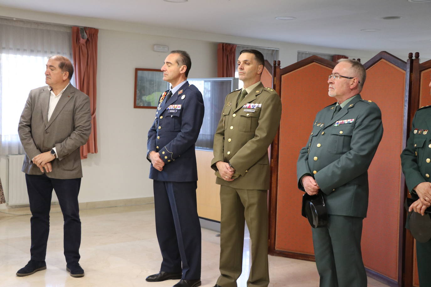 Acto de entrega por parte de la Guardia Civil de un donativo a la ONG ACCEM León con la cantidad recaudada con motivo de los actos de la Semana de la Guardia Civil celebrada en octubre.