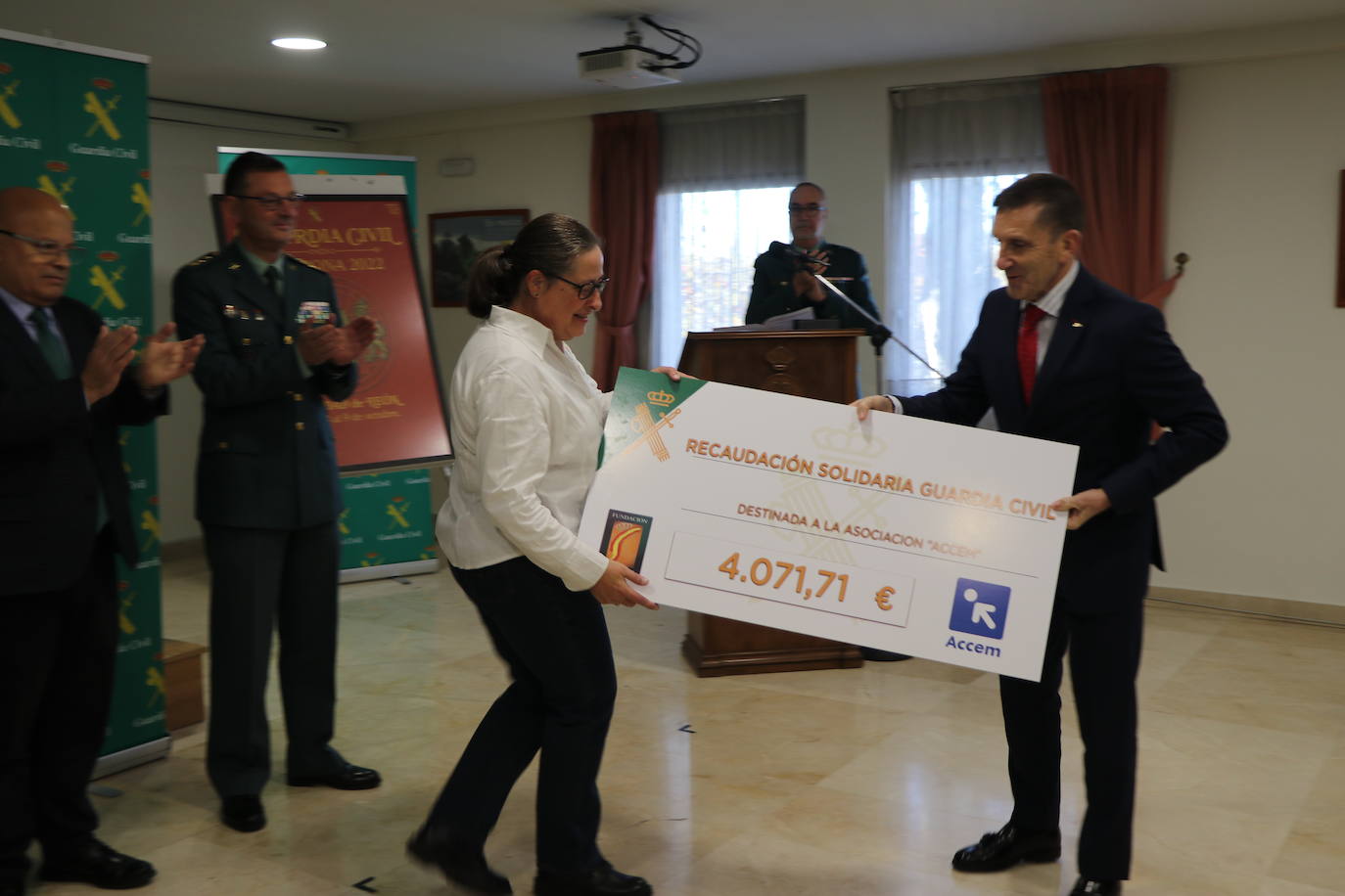 Acto de entrega por parte de la Guardia Civil de un donativo a la ONG ACCEM León con la cantidad recaudada con motivo de los actos de la Semana de la Guardia Civil celebrada en octubre.