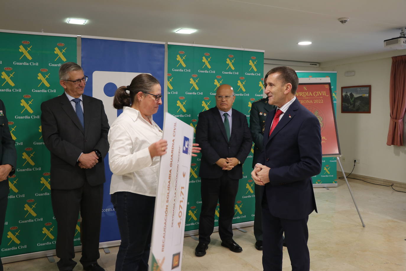 Acto de entrega por parte de la Guardia Civil de un donativo a la ONG ACCEM León con la cantidad recaudada con motivo de los actos de la Semana de la Guardia Civil celebrada en octubre.