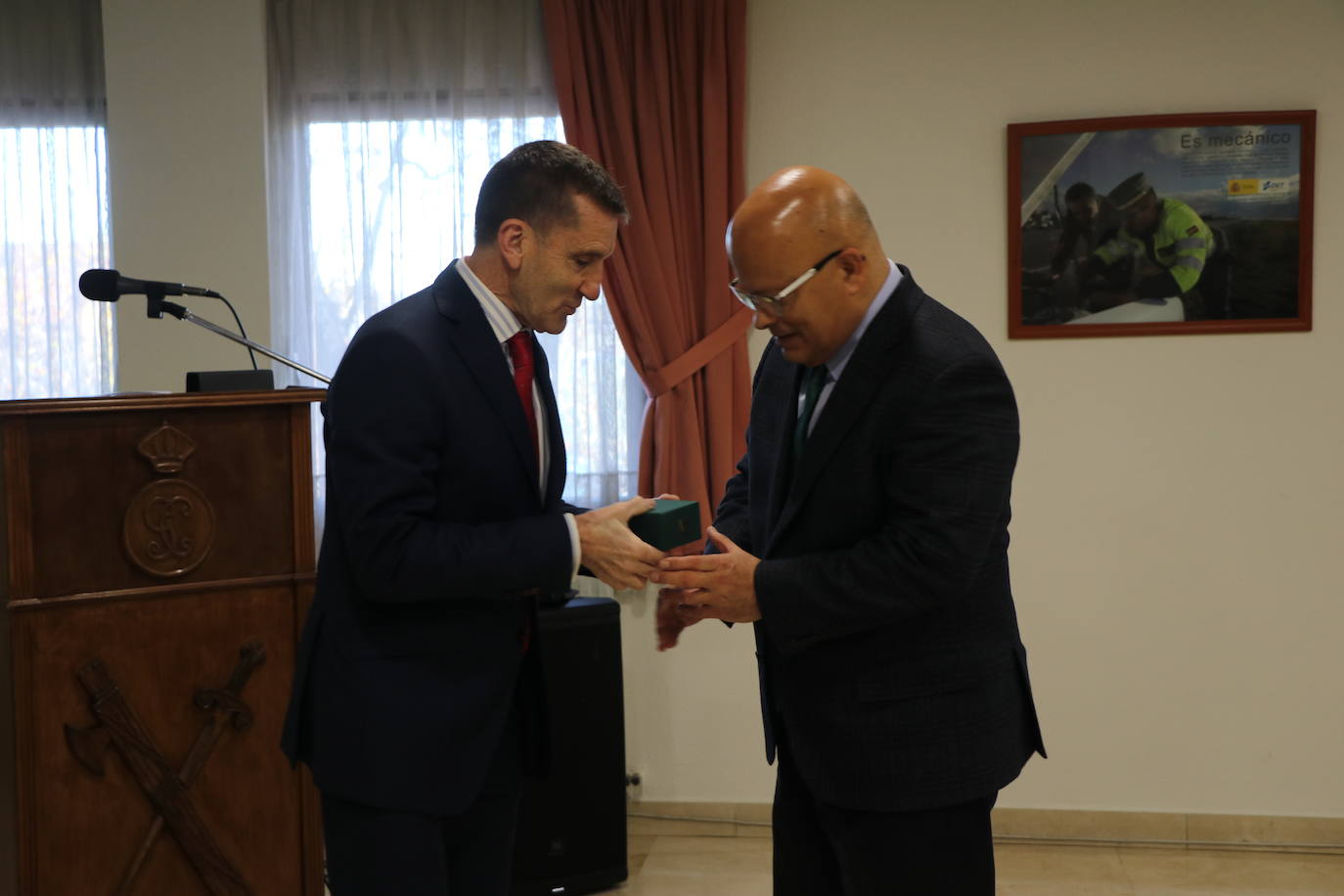 Acto de entrega por parte de la Guardia Civil de un donativo a la ONG ACCEM León con la cantidad recaudada con motivo de los actos de la Semana de la Guardia Civil celebrada en octubre.