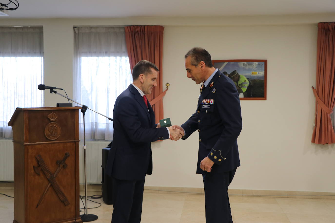 Acto de entrega por parte de la Guardia Civil de un donativo a la ONG ACCEM León con la cantidad recaudada con motivo de los actos de la Semana de la Guardia Civil celebrada en octubre.