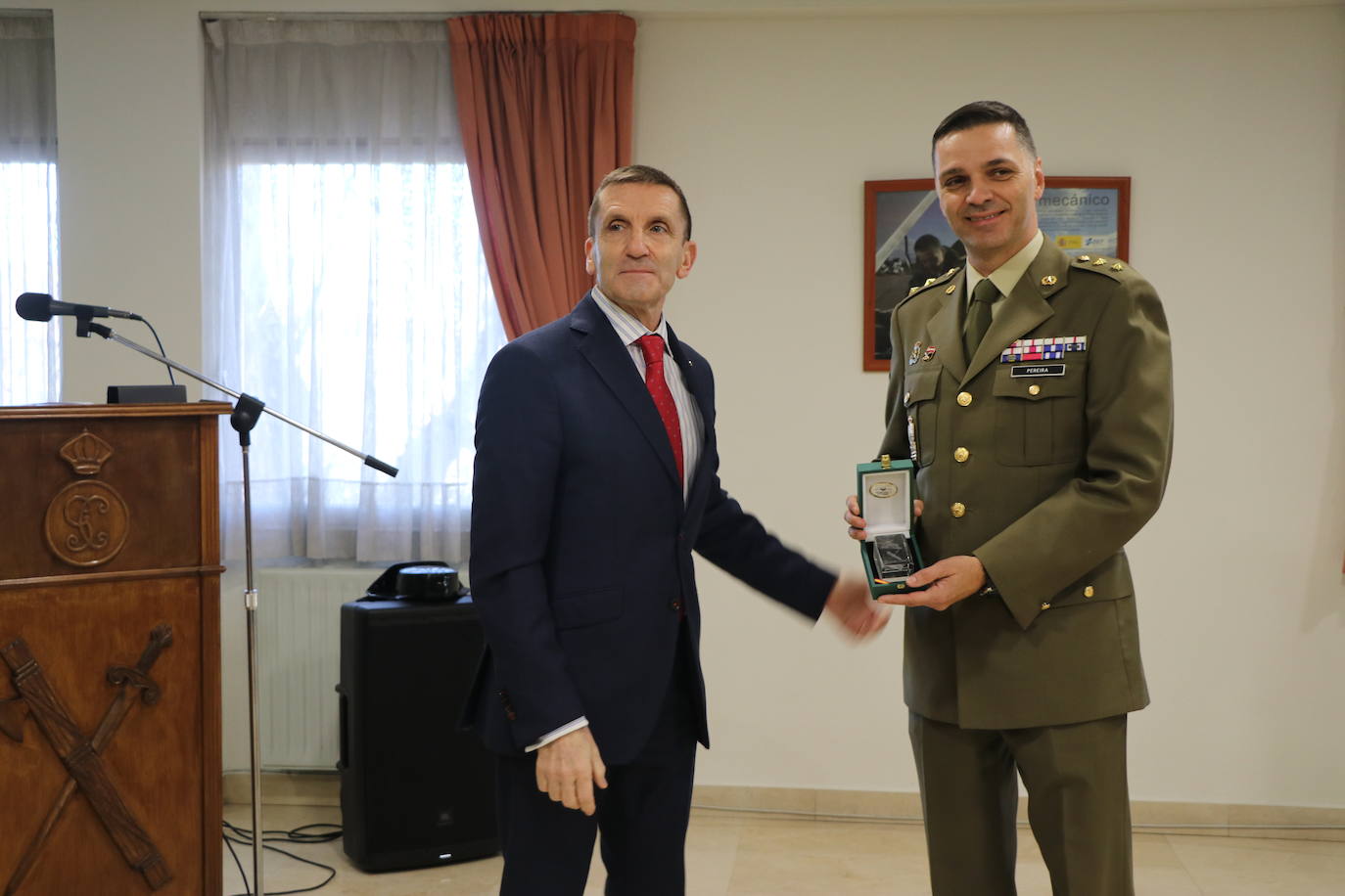 Acto de entrega por parte de la Guardia Civil de un donativo a la ONG ACCEM León con la cantidad recaudada con motivo de los actos de la Semana de la Guardia Civil celebrada en octubre.