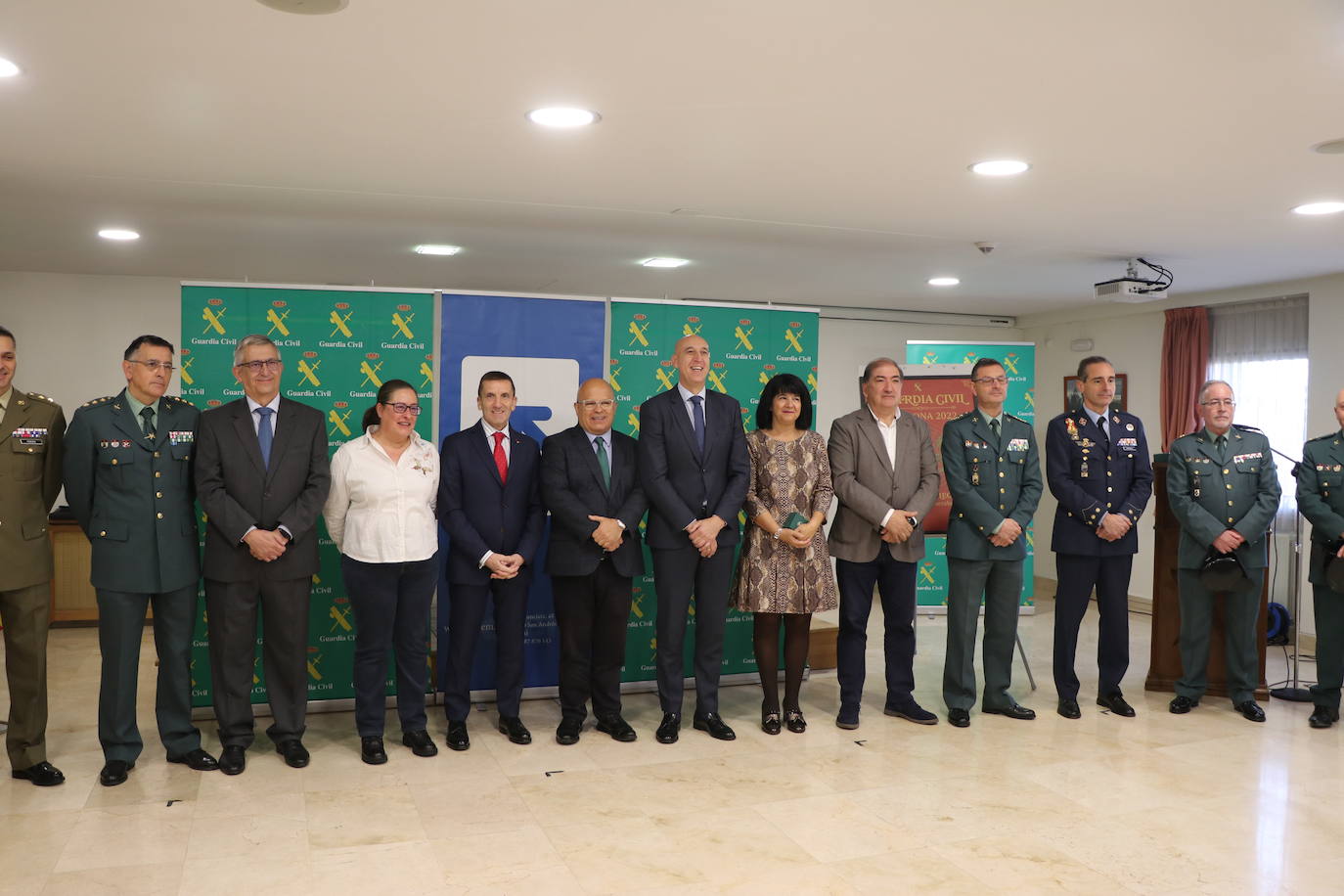 Acto de entrega por parte de la Guardia Civil de un donativo a la ONG ACCEM León con la cantidad recaudada con motivo de los actos de la Semana de la Guardia Civil celebrada en octubre.