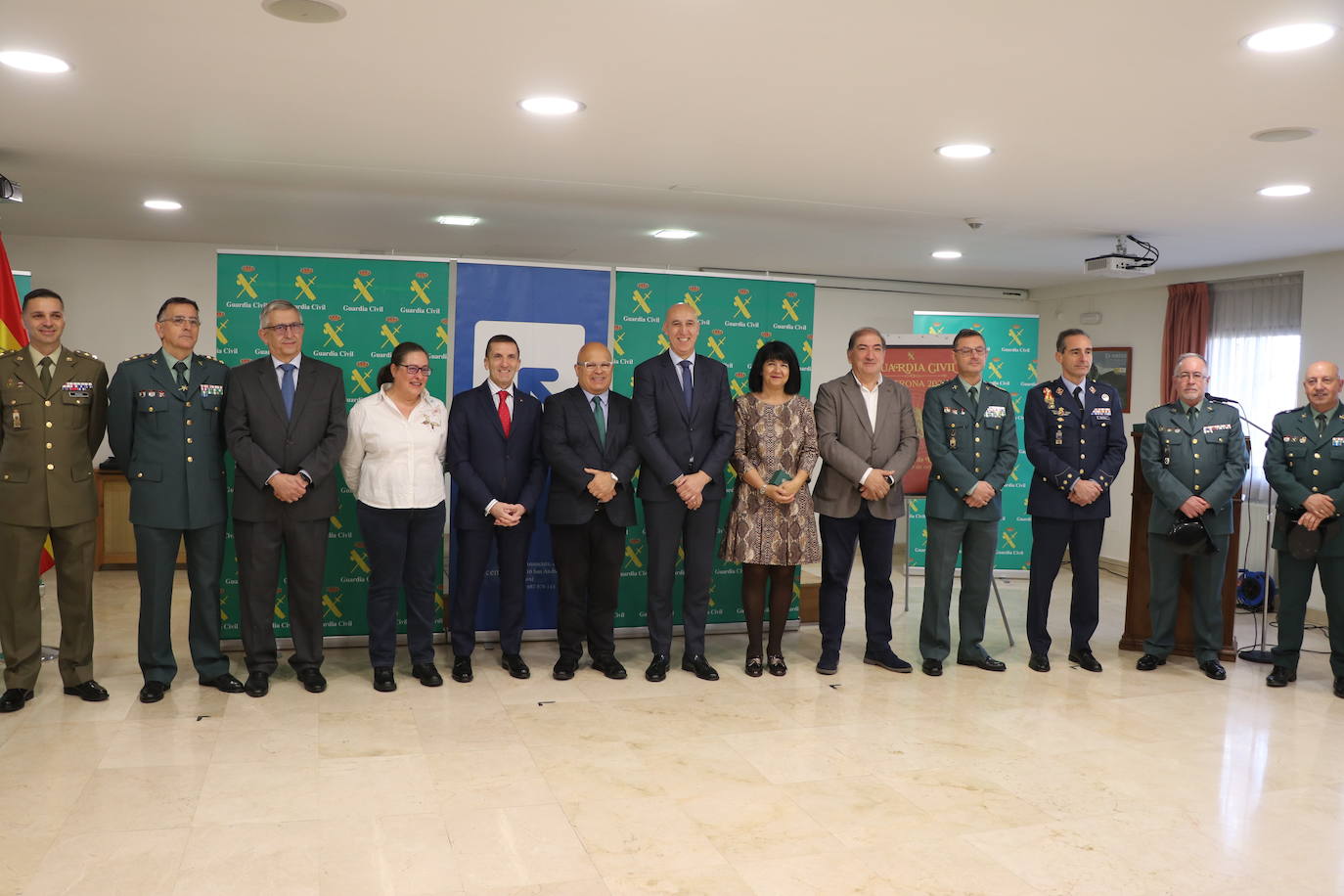 Acto de entrega por parte de la Guardia Civil de un donativo a la ONG ACCEM León con la cantidad recaudada con motivo de los actos de la Semana de la Guardia Civil celebrada en octubre.