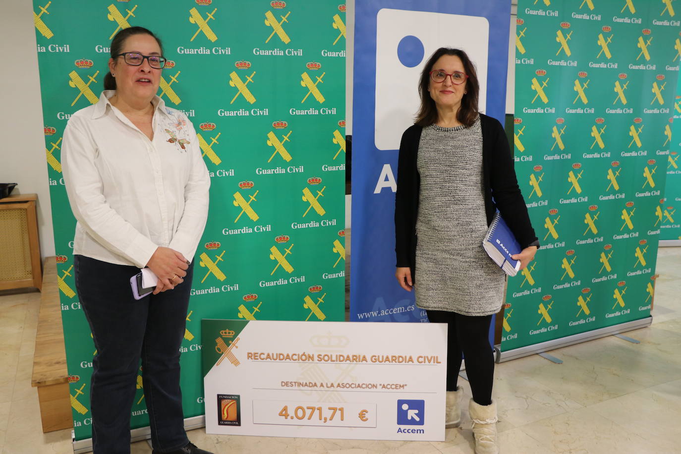 Acto de entrega por parte de la Guardia Civil de un donativo a la ONG ACCEM León con la cantidad recaudada con motivo de los actos de la Semana de la Guardia Civil celebrada en octubre.