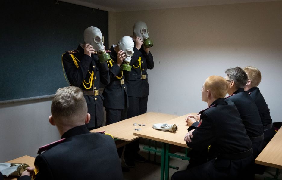 Los cadetes practican una situación de emergencia durante una lección en un refugio antiaéreo el primer día de clases en un colegio de Kiev, el 1 de septiembre. 