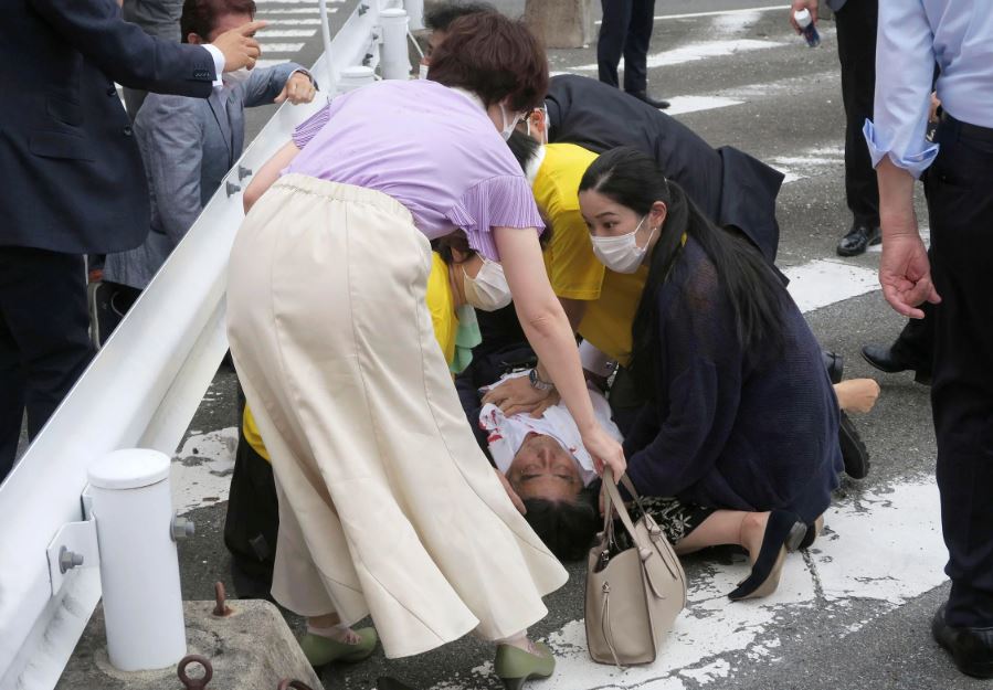 El ex primer ministro de Japón, Shinzo Abe, en el centro, cae al suelo tras recibir un disparo en Nara, en el oeste de Japón, el 8 de julio.