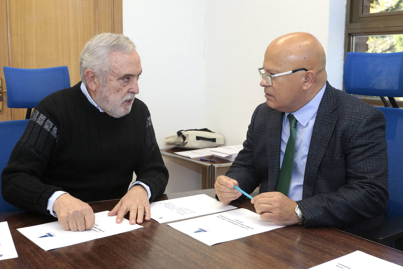 La delegada del Gobierno en Asturias, Delia Losa, y el subdelegado del Gobierno en León, Faustino Sánchez, se reúnen con el director general de Aucalsa, Eduardo Arrojo, para coordinar los protocolos de vialidad invernal. 