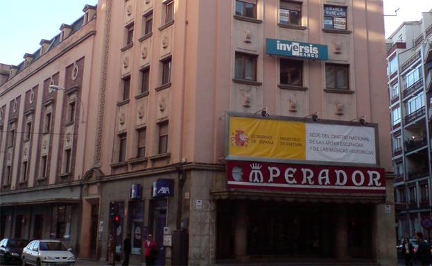 El Teatro Emperador con el cartel del proyecto que iba a desarrollar el Gobierno de España en su interior.