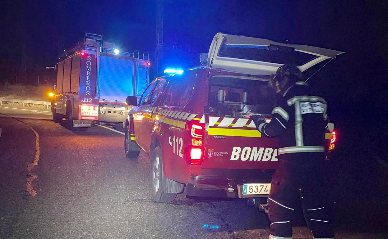 Imagen del rescate del vehículo realizado por Bomberos León. 