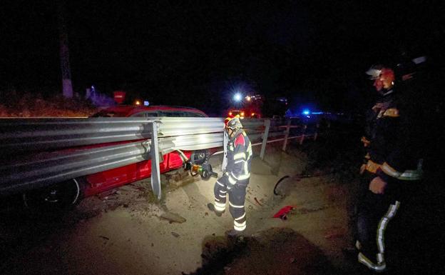 Imagen de la actuación de los equipos de Bomberos de León en el lugar del suceso.