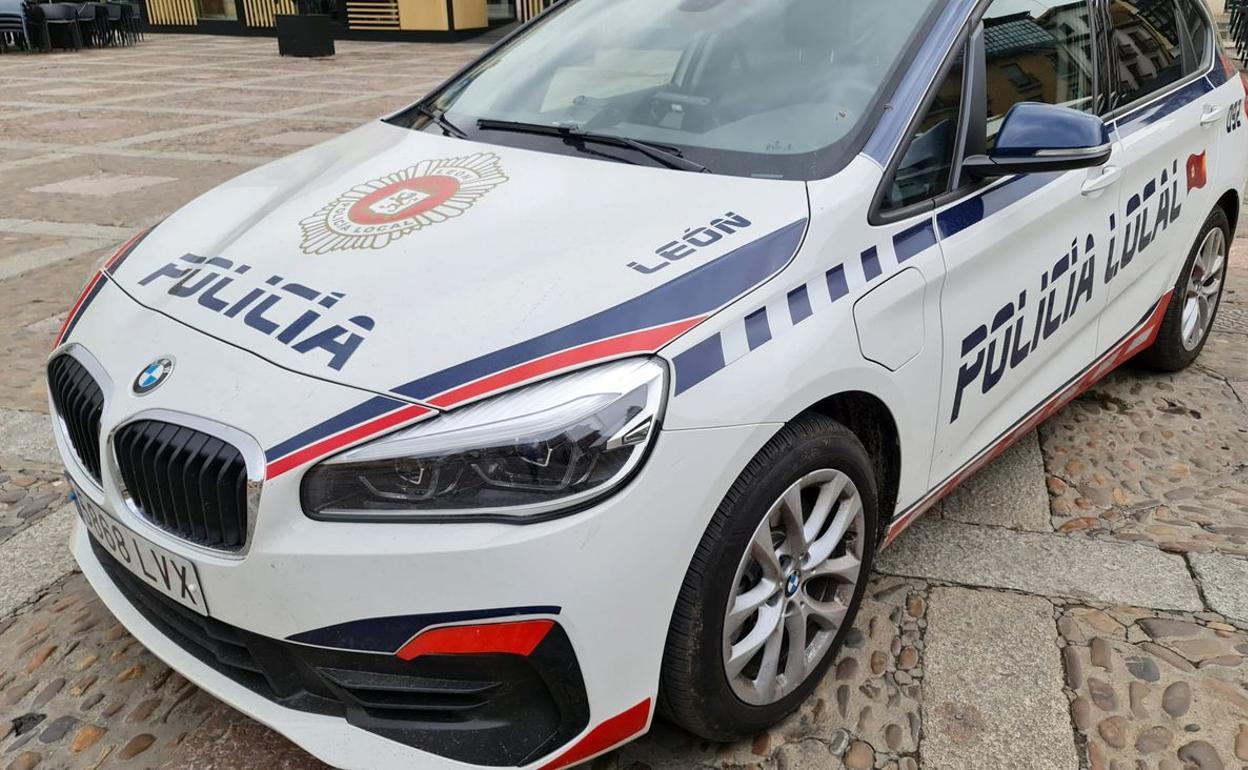 Efectivos de la Policía Local intentan localizar al conductor que huyó del lugar del accidente. 