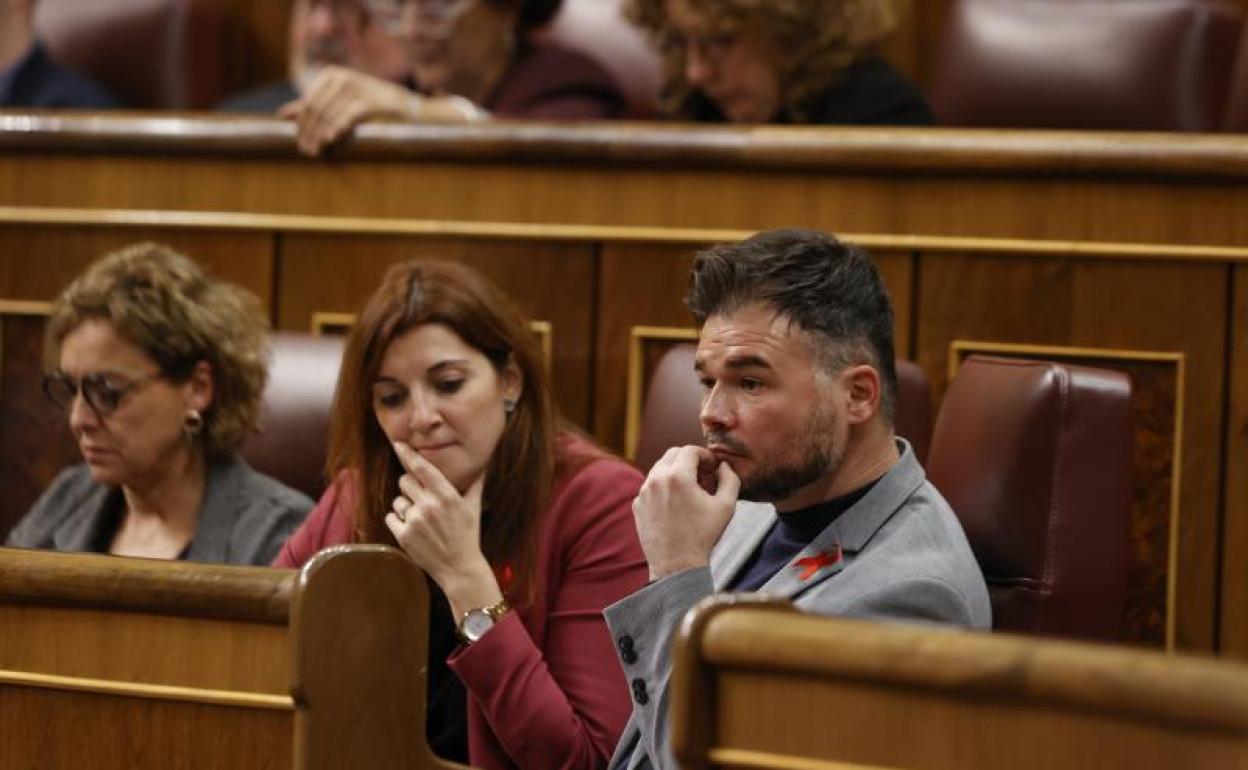 El portavoz de ERC en el Congreso Gabriel Rufián (d) y la diputada de ERC Carolina Telechea (2d) 